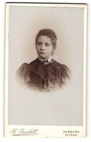 Fotografie R. Przibill, Hamburg-Altona, Portrait junge Frau mit Brosche am Kleid