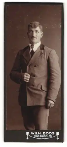 Fotografie Wilh. Boos, Pfarrkirchen, Portrait junger Mann im Anzug
