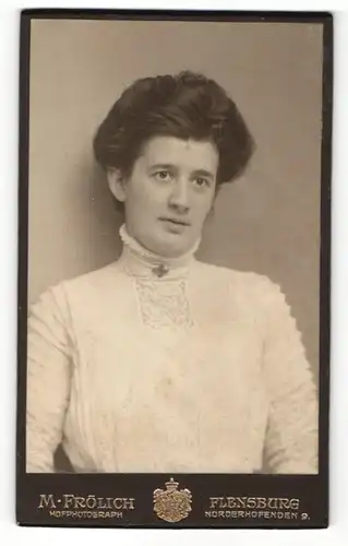 Fotografie M. Frölich, Flensburg, Portrait junge Frau in heller Bluse