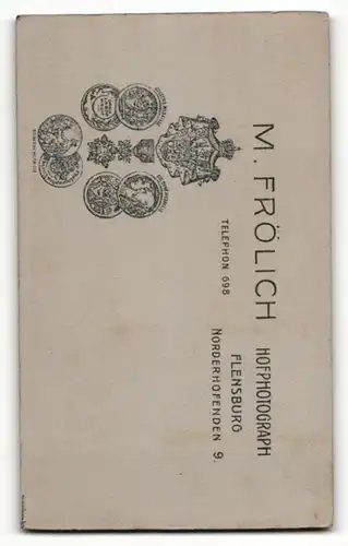 Fotografie M. Frölich, Flensburg, Portrait junge Frau in heller Bluse