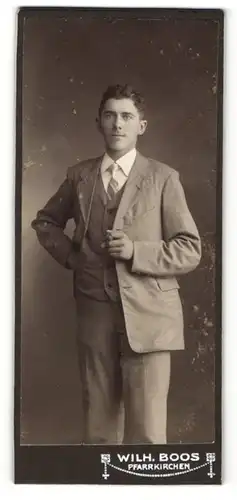 Fotografie Wilh. Boos, Pfarrkirchen, Portrait junger Mann im Anzug