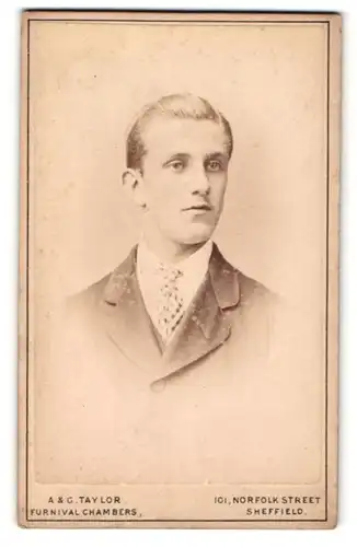 Fotografie A. & G. Taylor, Sheffield, Portrait junger Mann mit zurückgekämmtem Haar