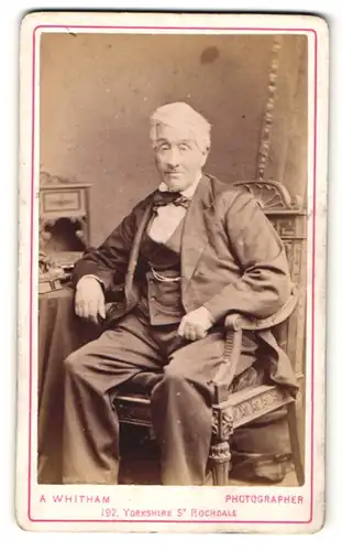 Fotografie A. Whitham, Rochdale, Portrait Greis in zeitgenöss. Garderobe