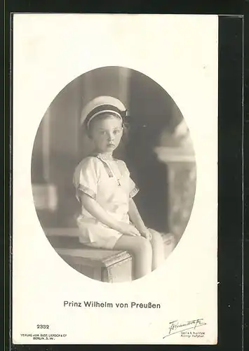 AK Prinz Wilhelm von Preussen auf einer Kiste sitzend
