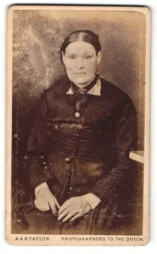 Fotografie A & G Taylor, Greenock, Dame mit dunklen Haaren und schwarzem Haarband sitzt