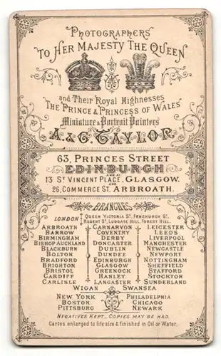 Fotografie A & G Taylor, Greenock, Dame mit dunklen Haaren und schwarzem Haarband sitzt