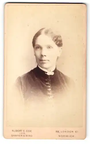 Fotografie Albert E. Coe, Norwich, Portrait Frau mit zurückgebundenen Haaren in dunklem Kleid