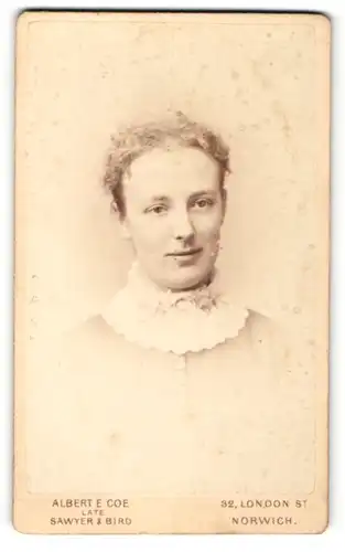 Fotografie Albert E. Coe, Norwich, Portrait Frau mit lockiger Frisur im Kleid mit hellem Kragen