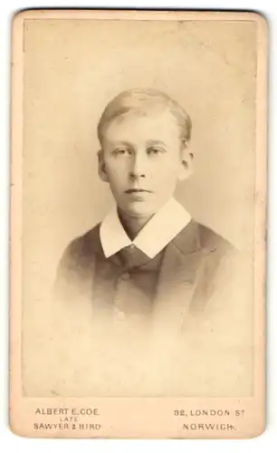 Fotografie Albert E. Coe, Norwich, Portrait Junge mit zur Seite gekämmten Haaren im Anzug mit hellem Kragen