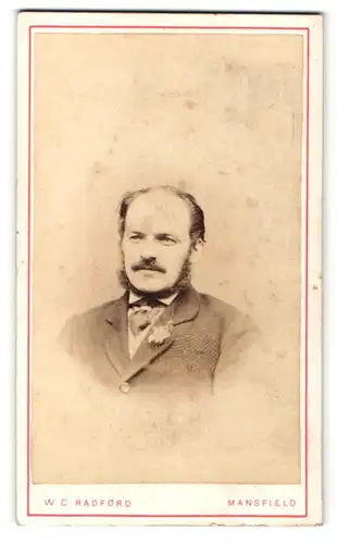 Fotografie W. C. Radford, Mansfield, Portrait bürgerlicher Herr im Anzug mit Bart und Ansteckblume