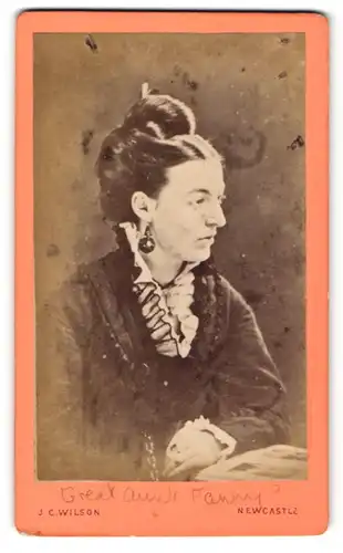 Fotografie J. C. Wilson, Newcastle, Portrait bürgerliche Dame mit Hochsteckfrisur und Ohrringen