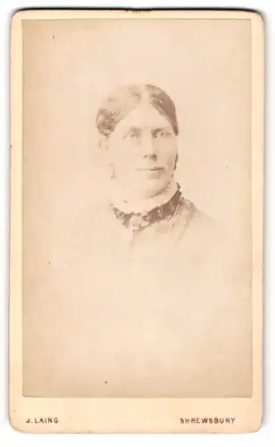 Fotografie J. Laing, Shrewsbury, Portrait bürgerliche Dame mit zurückgebundenem Haar