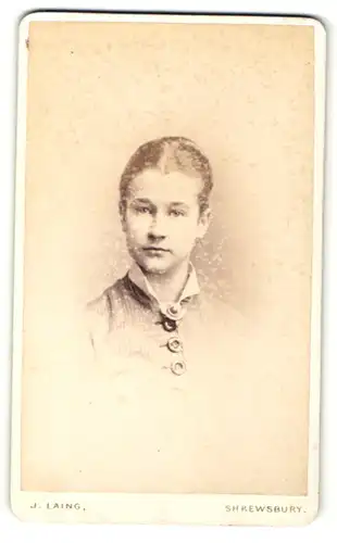 Fotografie J. Laing, Shrewsbury, Portrait junges Mädchen mit zurückgebundenem Haar