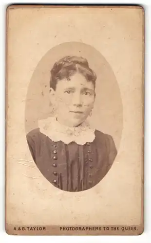 Fotografie A. & G. Taylor, Cardiff, Frau mit dunklen Haaren trägt ein dunkle sKleid mit weissem Zierkragen