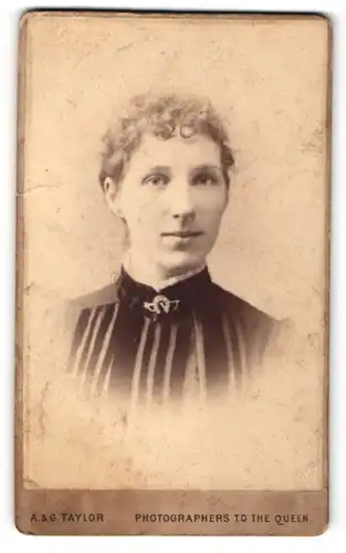 Fotografie A. & G. Taylor, Cardiff, Frau mit hellen gelockten Haaren trägt ein dunkles Kleid mit schwarzen Streifen