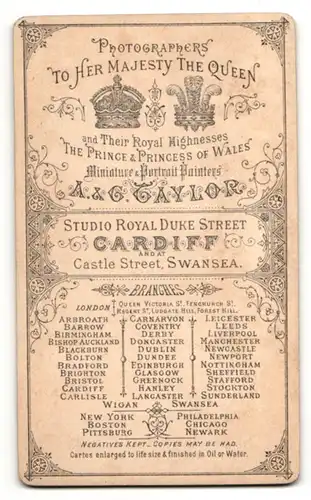 Fotografie A. & G. Taylor, Cardiff, Mann mit dunklem Seitenscheitel und leichtem Oberlippenbart trägt edlen Anzug