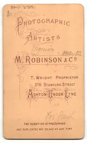 Fotografie M. Robinson & Co, Ashton under Lyne, Kleines Mädchen mit weissem Überkleid sitzt auf einem Stuhl