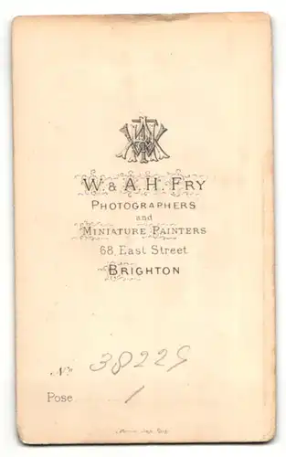 Fotografie W. A. H. Fry, Brighton, Kleinkind in weissem Kleidchen sitzt auf Sessel