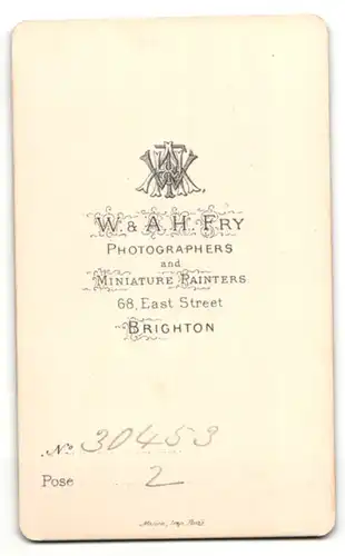 Fotografie W. A. H. Fry, Brighton, Herr in schlichtem Anzug