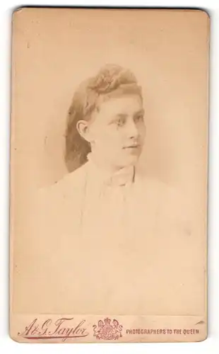 Fotografie A. & G. Taylor, Sheffield, Junge Dame mit Flechtfrisur im Kleid