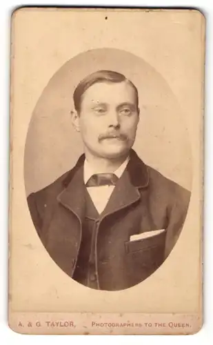 Fotografie A. & G. Taylor, Sheffield, Eleganter Herr mit Schnurrbart im Anzug
