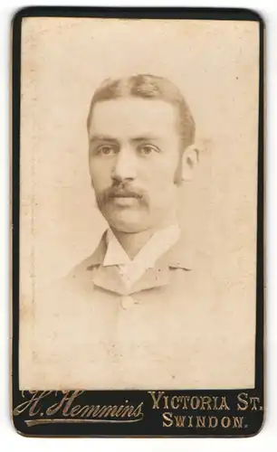 Fotografie H. Hemmins, Swindon, Junger Herr mit Schnurrbart im Anzug
