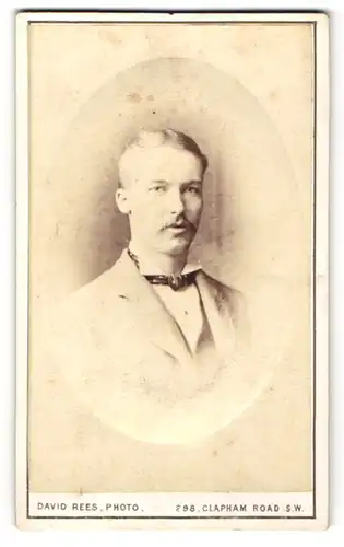 Fotografie David Rees, London-SW, Portrait junger Herr im Anzug mit Fliege und Schnurrbart