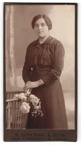 Fotografie R. Ochernal & Sohn, Marienberg i. Sa., Portrait junge Dame in modischer Bluse mit Blumen