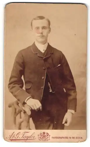 Fotografie A. & G. Taylor, Sheffield, Portrait modisch gekleideter Herr an Zaun gelehnt