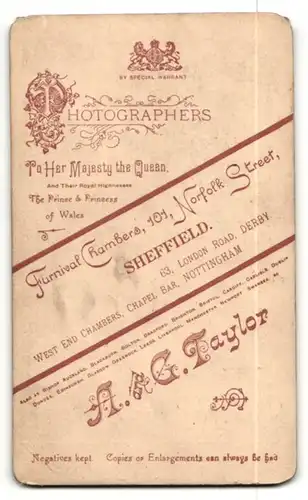 Fotografie A. & G. Taylor, Sheffield, Portrait modisch gekleideter Herr an Zaun gelehnt