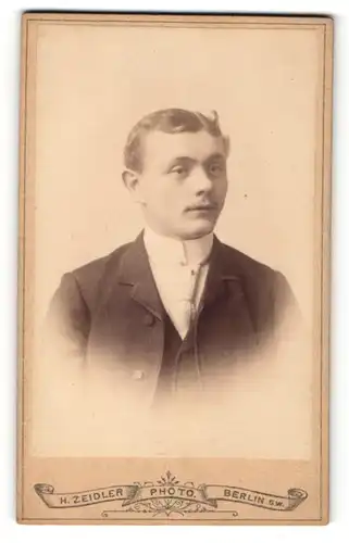 Fotografie H. Zeidler, Berlin, Junger Mann mit Mittelscheitel in elegantem Anzug