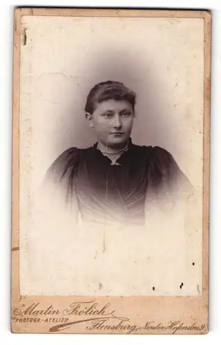 Fotografie Martin Frölich, Flensburg, Frau mit zurückgestecktem Haar in elegantem Kleid mit Raffungen