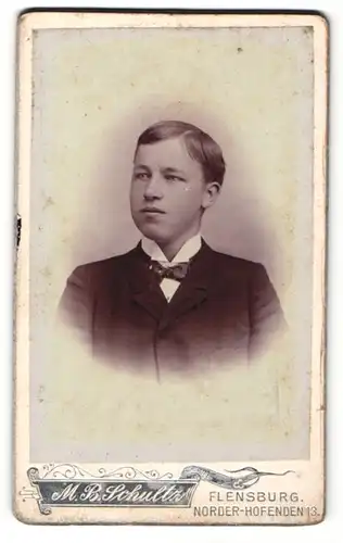 Fotografie M. B. Schultz, Flensburg, Junge mit Seitenscheitel in elegantem Anzug
