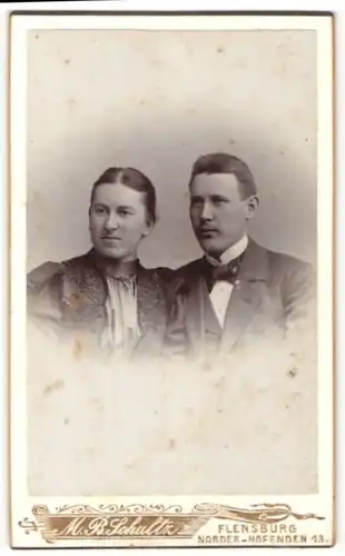 Fotografie M. B. Schultz, Flensburg, Herr im Anzug und Frau in besticktem Puffärmelkleid