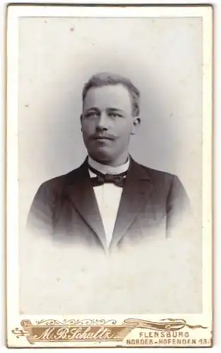 Fotografie M. B. Schultz, Flensburg, Eleganter Herr im Anzug mit Schleife