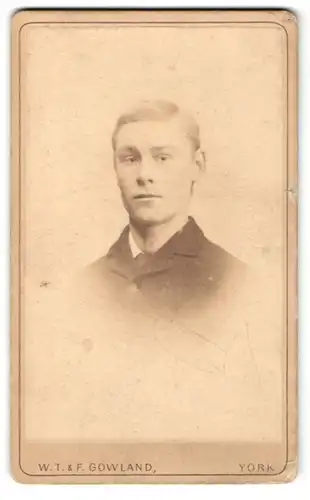 Fotografie W. T. & R. Gowland, York, junger Mann im dunklen Anzug, im Profil