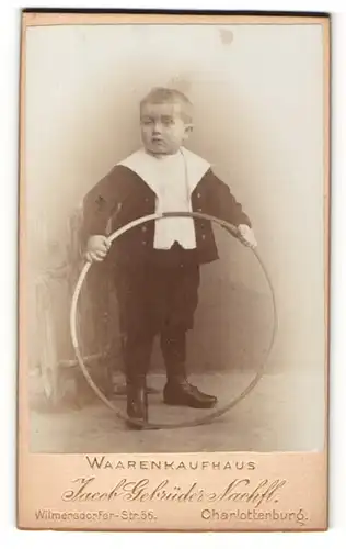 Fotografie Jacob Gebrüder Nachfl., Charlottenburg, kleiner Junge in kurzen Hosen, mit Hula Hoop Reifen in der Hand