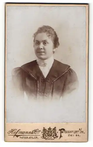 Fotografie Hofmann & Co, Frankfurt a. M., Ältere Dame in besticktem Kleid mit Puffärmeln