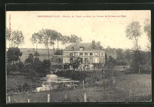 AK Berthenonville, Moulin du Fayel, au fond, les Ruines de Chateau-sur-Epte