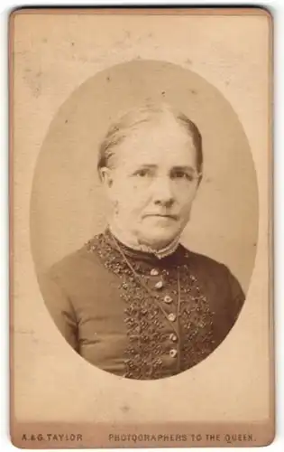 Fotografie A & G Taylor, Manchester, ältere Frau mit zusammengebundenem Haar, im Profil