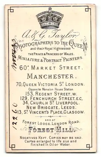 Fotografie A & G Taylor, Manchester, ernst zur Seite blickender älterer Herr mit Vollbart, im Profil