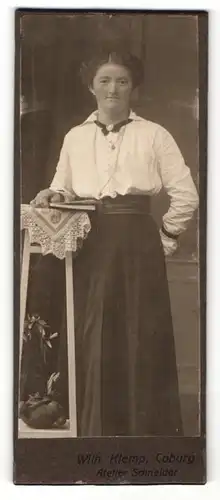 Fotografie Wilh. Klemp, Coburg, junge Frau in weisser Bluse und dunklem Rock, mit einem Buch in der Hand