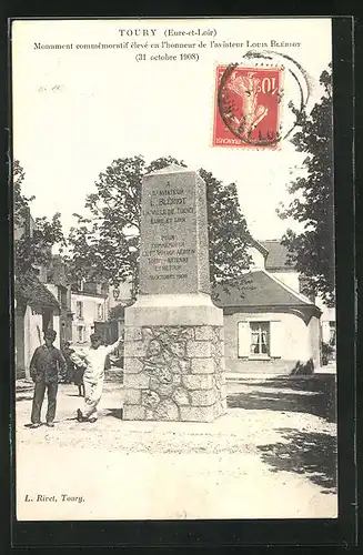 AK Toury, Monument commemoratif eleve en l'honneur de l'aviateur Louis Bleriot