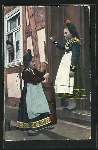 AK zwei Hessenmädchen in Trachtenkleidern an der Haustür stehend