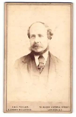 Fotografie A. & G. Taylor, London-EC, Portrait bürgerlicher Herr im eleganten Anzug mit Bart