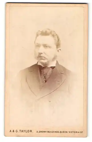 Fotografie A. & G. Taylor, London-EC, Portrait bürgerlicher Herr im Anzug mit Krawatte und Schnurrbart