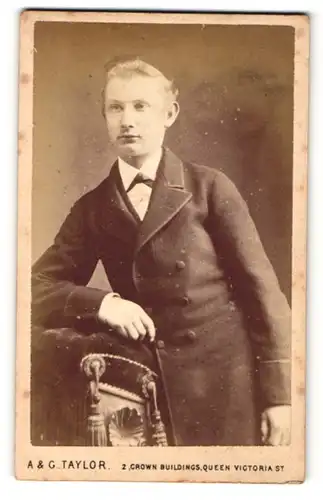 Fotografie A. & G. Taylor, London-EC, Portrait junger Herr in eleganter Kleidung mit Fliege