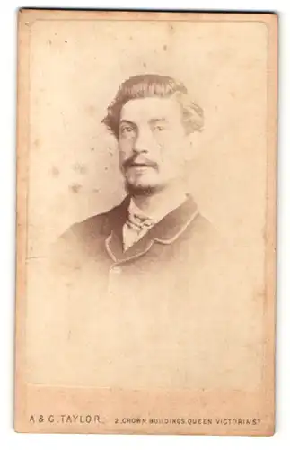 Fotografie A. & G. Taylor, London-EC, Portrait bürgerlicher Herr in modischer Kleidung mit Bart