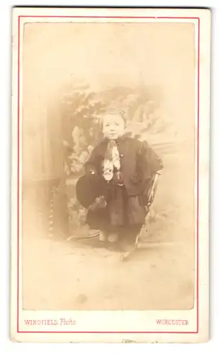 Fotografie R. Wingfield, Worcester, Portrait kleines Mädchen in modischer Kleidung mit Hut