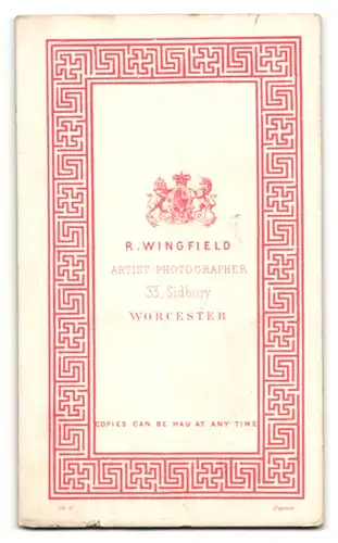 Fotografie R. Wingfield, Worcester, Portrait kleines Mädchen in modischer Kleidung mit Hut